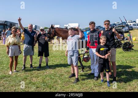 Lyre, West Cork, Irland. 5. Juni 2023. Die Irish Harness Racing Association (IHRA) veranstaltete in Lyre in der Nähe von Clonakilty über das Feiertagswochenende eine irische amerikanische Feier. Der Feiertag war der Abschlusstag mit einer 8-Dollar-Rennkarte und einer Menge Zuschauer. Rennen 6 wurde von „Northern Pride“ gewonnen, angetrieben von Troy McAleer. Kredit: AG News/Alamy Live News Stockfoto