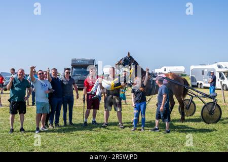 Lyre, West Cork, Irland. 5. Juni 2023. Die Irish Harness Racing Association (IHRA) veranstaltete in Lyre in der Nähe von Clonakilty über das Feiertagswochenende eine irische amerikanische Feier. Der Feiertag war der Abschlusstag mit einer 8-Dollar-Rennkarte und einer Menge Zuschauer. Das Rennen 7 wurde von „Elysium D'Ostal“ gewonnen, angetrieben von Martin Loughran. Kredit: AG News/Alamy Live News Stockfoto
