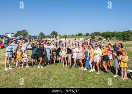 Lyre, West Cork, Irland. 5. Juni 2023. Die Irish Harness Racing Association (IHRA) veranstaltete in Lyre in der Nähe von Clonakilty über das Feiertagswochenende eine irische amerikanische Feier. Der Feiertag war der Abschlusstag mit einer 8-Dollar-Rennkarte und einer Menge Zuschauer. Das Rennen 8 wurde von „Rhyds Rival“ gewonnen, der von Billy Roche gefahren wurde. Kredit: AG News/Alamy Live News Stockfoto
