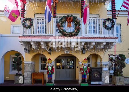 St. Augustine, Florida - 28. Dezember 2022: Außenansicht des festlich dekorierten Hilton Hotels im historischen Stadtteil St. Augustine währenddessen Stockfoto