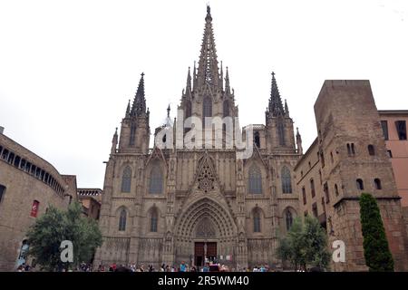 Barcelona, ​​Spain - August 2014 20.: Konzentrieren Sie sich auf die Tür der Hauptfassade der Kathedrale. Es ist die Basilika der Metropolitanischen Kathedrale von Barcelona. Stockfoto