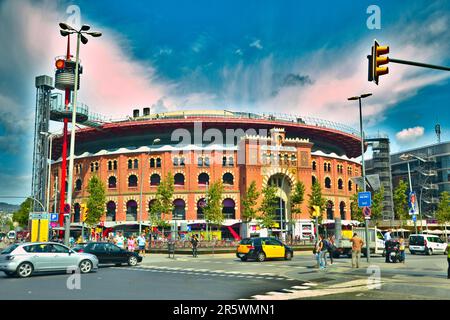 Barcelona, Spanien - August 17. 2014 : Fokus auf den Arenen der Stadt. Es ist ein Einkaufszentrum, das im antiken „Plaza de Toros Las Arenas“ erbaut wurde. Stockfoto