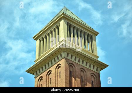 Barcelona, Spanien - August 17. 2014 : der venezianische Turm wurde von Ramon Reventós entworfen und für die Ausstellung 1929 erbaut. Es liegt am Plaza d'Espanya. Stockfoto