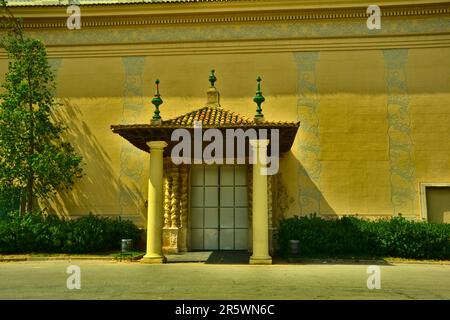 Barcelona, Spanien - August 17. 2014 : Schloss Montjuic. Ehemalige Festung aus dem 17. Jahrhundert. Konzentrieren Sie sich auf eine Tür mit Säulen. Stockfoto