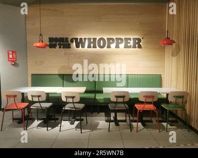 Neue Tische des lokalen Burger King im Einkaufszentrum Parque Rivas in Rivas Vaciamadrid, Spanien. Das Haus des Whopper. Stockfoto