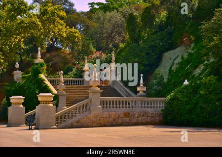 Barcelona, Spanien - August 17. 2014 : Schloss Montjuic. Konzentrieren Sie sich auf die Treppen im Schlosspark. Stockfoto