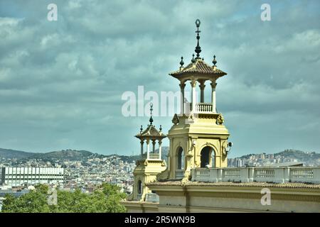 Barcelona, Spanien - August 17. 2014 : Schloss Montjuic. Ehemalige Festung und Gefängnis aus dem 17. Jahrhundert. Konzentrieren Sie sich auf kleine Türme im Park. Stockfoto