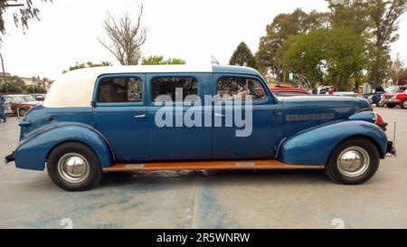 Lanus, Argentinien - 25. September 2022: Alte blaue 1939 Chevy Master JB Limousine der Serie 85 von GM in einem Park. Seitenansicht. 2022 AAA Oldtimer-Show. Stockfoto