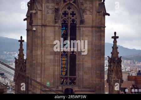 Barcelona, ​​Spain - August 2014 20.: Schwerpunkt auf einem Glockenturm der Basilika der Metropolitanischen Kathedrale von Barcelona. Da ist Buntglas drin. Stockfoto