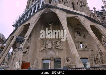 Barcelona, Spanien - August 2014 19.: Außenfassade der Sagrada Familia, noch im Bau. Kreuz- und Kreuzigung. Stockfoto