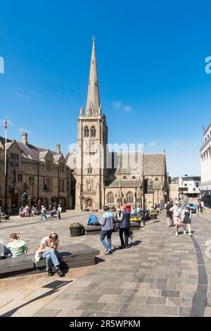 Besucher des Marktplatzes von Durham City, Co Durham, England, Großbritannien Stockfoto