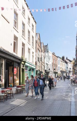 Leute, die an der Saddler Street entlang laufen, Durham City Centre, Co Durham, England, Großbritannien Stockfoto