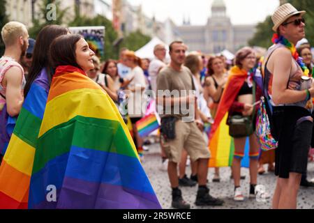 PRAG, TSCHECHISCHE REPUBLIK - 13. AUGUST 2022: LGBT-Menschen mit bunten Regenbogenflaggen auf dem Wenzelsplatz während Schwulenstolz Stockfoto