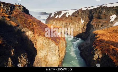 Riesige gullfoss-Kaskade in island, wunderschöner Wasserfall zwischen isländischen Felsen und Hügeln. Der nordische Fluss, der von den Klippen herunterfällt. Zeitlupe. Stockfoto