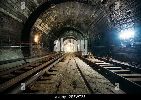 Runder unterirdischer U-Bahn-Tunnel mit Tubing. Stockfoto