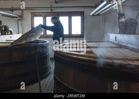 The Wash Back in der Ardbeg Distillery, Isle of Islay, Inner Hebrides, Schottland, Großbritannien Stockfoto