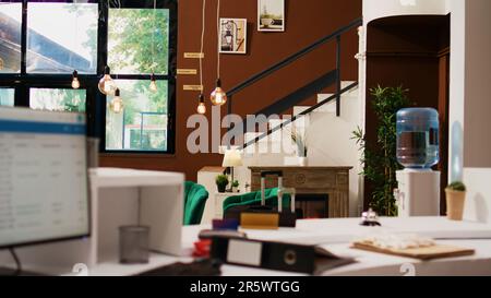 Leere Rezeption und Lobby mit Innendesign und luxuriösen Möbeln, eleganter Lounge-Bereich und Theke des Hotels. Tropisches Strandresort mit moderner Dekoration und Marmorboden. Stockfoto