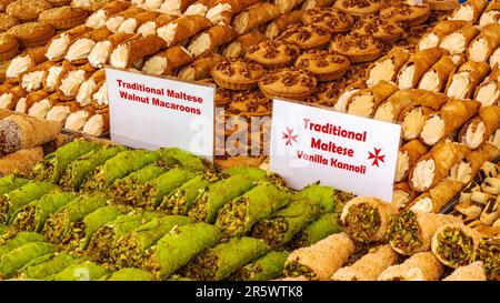 Eine Auswahl frisch zubereiteter traditioneller maltesischer Süßigkeiten auf einer Einzelhandelsausstellung Stockfoto