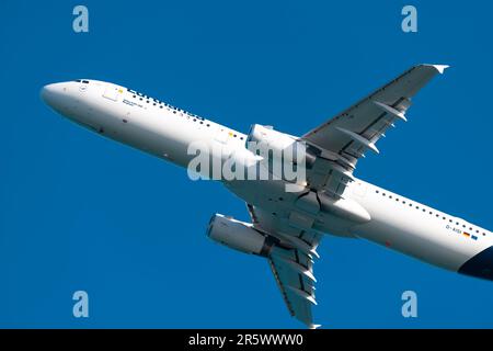 Larnaca, Zypern - 17. April 2023: Airbus A321-231 von Lufthansa Airlines Stockfoto