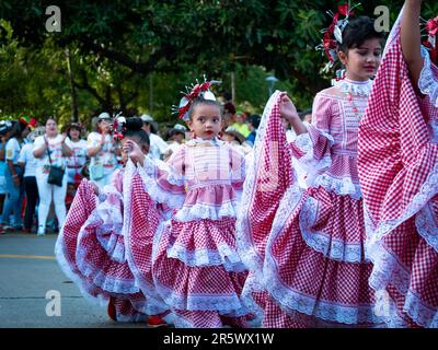 Barranquilla, Kolumbien – 21. Februar 2023: Colombian Girls Cumbiamba Tänzer in Rot und Weiß beim Karneval Stockfoto