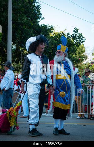 Barranquilla, Atlantico, Kolumbien - Februar 21 2023: Kolumbianer verkleidet als Noblemen und Clowns Parade am Karneval Stockfoto