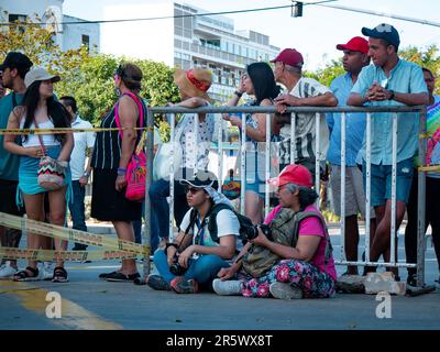 Barranquilla, Atlántico, Kolumbien – 21. Februar 2023: Zuschauer hinter einem Metallzaun bei der Karnevalsparade Stockfoto