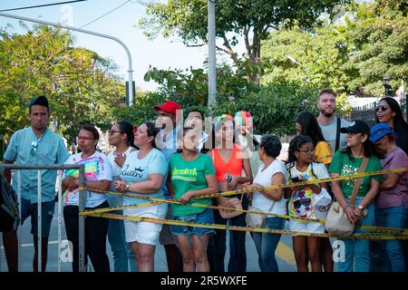 Barranquilla, Atlántico, Kolumbien – 21. Februar 2023: Zuschauer hinter einem Metallzaun bei der Karnevalsparade Stockfoto