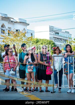 Barranquilla, Atlántico, Kolumbien – 21. Februar 2023: Zuschauer hinter einem Metallzaun bei der Karnevalsparade Stockfoto