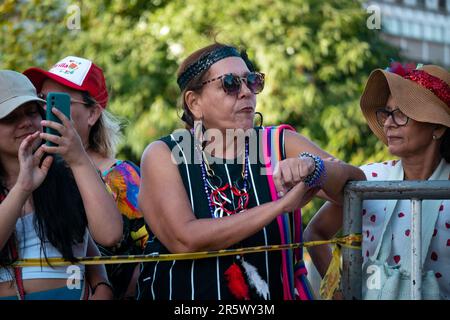 Barranquilla, Atlántico, Kolumbien – 21. Februar 2023: Kolumbianische Frau hinter einem Metallzaun bei der Karnevalsparade Stockfoto