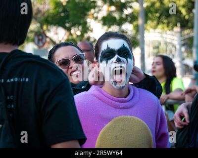 Barranquilla, Atlantico, Kolumbien - Februar 21 2023: Junge kolumbianische Frau mit weißer Gesichtsfarbe und schwarzen Augen trägt ein lila Kostüm bei Carniv Stockfoto