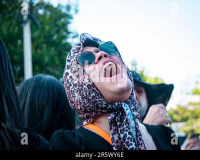 Barranquilla, Atlantico, Kolumbien - 21 2023. Februar: Kolumbianer tragen ein Kopftuch und eine Sonnenbrille, während sie schreien, weil der Karneval vorbei ist Stockfoto