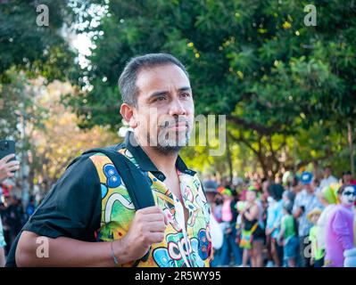 Barranquilla, Atlantico, Kolumbien - 21 2023. Februar: Kolumbianisch trägt ein T-Shirt mit der Hauptfigur des Karnevals, bekannt als „Marimonda“ und „Smile“ Stockfoto