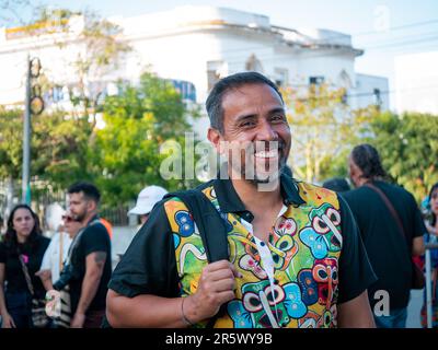 Barranquilla, Atlantico, Kolumbien - 21 2023. Februar: Kolumbianisch trägt ein T-Shirt mit der Hauptfigur des Karnevals, bekannt als „Marimonda“ und „Smile“ Stockfoto