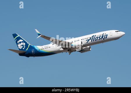 Alaska Airlines 737-900ER N298AK Abfahrt Phoenix Sky Harbor Airport. Dieser Luftrahmen ist knapp 4 Jahre alt Stockfoto