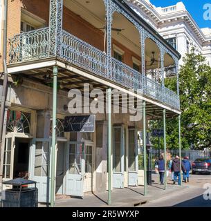 NEW ORLEANS, LA, USA - 28. JANUAR 2023: Kingfish Restaurant im French Quarter Stockfoto