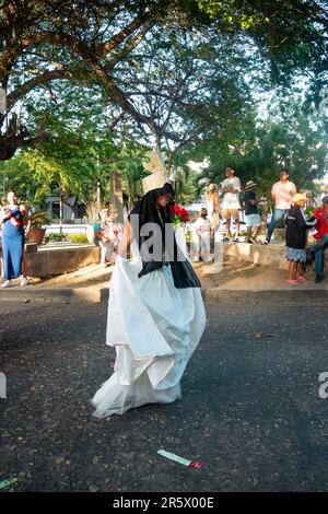 Barranquilla, Atlantico, Kolumbien - Februar 21 2023: Kolumbianisch gekleidet als Braut Paraden im berühmten Karneval von Barranquilla Stockfoto