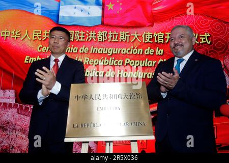 Tegucigalpa, Honduras. 5. Juni 2023. Yu Bo (L), Charge d'Affaires der chinesischen Botschaft in Honduras, und der honduranische Außenminister Eduardo Reina eröffnen am 5. Juni 2023 die Eröffnung der chinesischen Botschaft in Tegucigalpa, Honduras. Die Volksrepublik China eröffnete ihre Botschaft am Montag offiziell in der Republik Honduras, nachdem am 26. März diplomatische Beziehungen zwischen den beiden Ländern aufgenommen wurden. Kredit: Lucio Tavora/Xinhua/Alamy Live News Stockfoto