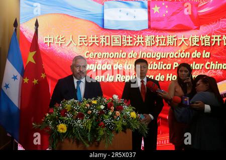 Tegucigalpa, Honduras. 5. Juni 2023. Der honduranische Außenminister Eduardo Reina (1. l) spricht am 5. Juni 2023 bei der Einweihungszeremonie der chinesischen Botschaft in Tegucigalpa, Honduras. Die Volksrepublik China eröffnete ihre Botschaft am Montag offiziell in der Republik Honduras, nachdem am 26. März diplomatische Beziehungen zwischen den beiden Ländern aufgenommen wurden. Kredit: Lucio Tavora/Xinhua/Alamy Live News Stockfoto