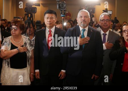 Tegucigalpa, Honduras. 5. Juni 2023. Yu Bo (2. l, Front), Charge d'Affaires of the Chinese Botschafy in Honduras, und der honduranische Außenminister Eduardo Reina (3. l, Front) nehmen am 5. Juni 2023 an der Einweihungszeremonie der chinesischen Botschaft in Tegucigalpa, Honduras, Teil. Die Volksrepublik China eröffnete ihre Botschaft am Montag offiziell in der Republik Honduras, nachdem am 26. März diplomatische Beziehungen zwischen den beiden Ländern aufgenommen wurden. Kredit: Lucio Tavora/Xinhua/Alamy Live News Stockfoto