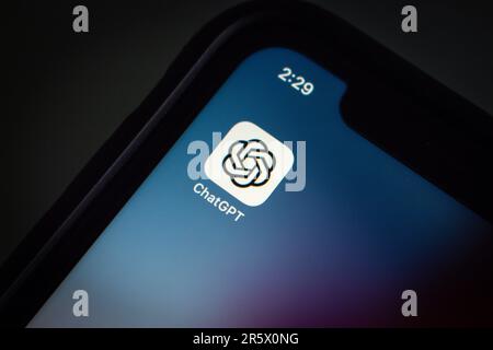 Schließen Sie die offizielle OpenAI ChatGPT für iOS-App auf einem iPhone-Bildschirm auf. ChatGPT ist ein von OpenAI entwickelter Chatbot mit großem Sprachmodell (Large Language Model, LLM) Stockfoto