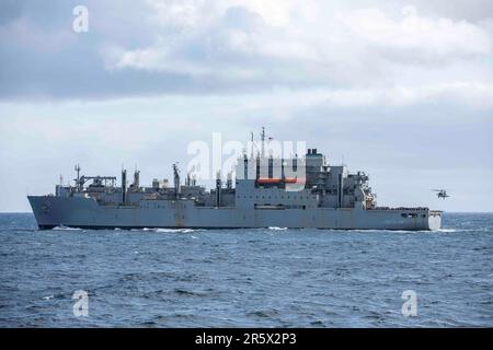 230601-N-LK647-1012 NORWEGISCHE SEE (1. Juni 2023) Aus Sicht des geführten Raketenkreuzers der Klasse Ticonderoga USS Normandy (CG 60) des Trockenfrachtschiff der Klasse Lewis und Clark USNS Medgar Evers (T-AKE-13), da es eine vertikale Wiederauffüllung (VERTREP) mit dem geführten Raketenwerfer der Klasse Arleigh Burke durchführt (DUSS, Juni 1), DUSS 61, 2023. Normandy ist Teil der Gerald R. Ford Carrier Strike Group und befindet sich in einem geplanten Einsatz in den USA Marinestreitkräfte Europa Einsatzgebiet, angestellt von der Sechsten Flotte, um die Interessen der USA, Verbündeten und Partner zu verteidigen. (USA Navy-Foto von Mass Communication Specia Stockfoto