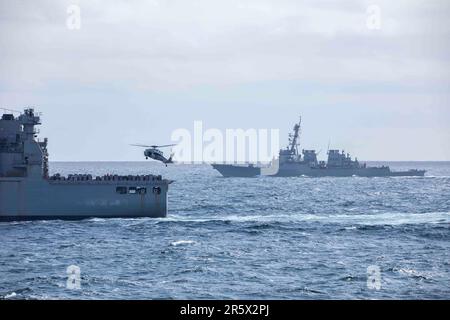 230601-N-LK647-1049 NORWEGISCHE SEE (1. Juni 2023) Aus Sicht des geführten Raketenkreuzers der Klasse Ticonderoga USS Normandy (CG 60) des Trockenfrachtschiff der Klasse Lewis und Clark USNS Medgar Evers (T-AKE-13), da es eine vertikale Wiederauffüllung (VERTREP) mit dem geführten Raketenwerfer der Klasse Arleigh Burke durchführt (DUSS, Juni 1), DUSS 61, 2023. Normandy ist Teil der Gerald R. Ford Carrier Strike Group und befindet sich in einem geplanten Einsatz in den USA Marinestreitkräfte Europa Einsatzgebiet, angestellt von der Sechsten Flotte, um die Interessen der USA, Verbündeten und Partner zu verteidigen. (USA Navy-Foto von Mass Communication Specia Stockfoto