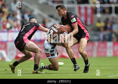 Tommy Makinson aus St. Helens wird von Huddersfield Giants' Innes Senior und Jake Connor während des Spiels der Betfred Super League zwischen St. Helens und Huddersfield Giants in St. angegriffen James's Park, Newcastle, Sonntag, den 4. Juni 2023. (Foto: Mark Fletcher | MI News) Guthaben: MI News & Sport /Alamy Live News Stockfoto