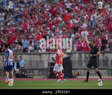 Lissabon, Portugal. 04. Juni 2023. Estadio do Jamor, Lissabon, Portugal, April 11. 2023: Schiedsrichter Joao Pinheiro zeigt eine rote Karte während des Spiels zwischen SC Braga gegen FC Porto, gültig für das portugiesische Pokalfinale 2022/2023 im Jamor Stadium in Lissabon, Portugal. (Foto: Pedro Loureiro/SPP) (Pedro Loureiro/SPP) Guthaben: SPP Sport Press Photo. Alamy Live News Stockfoto