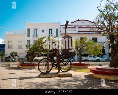 Cartagena, Provinz Cartagena, Bolivar, Kolumbien - Februar 16 2023: Park with the Steel Work of a man on a Bicycle vom Künstler Edgardo Carmona auf A. Stockfoto