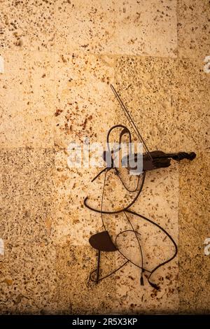 Cartagena, Provinz Cartagena, Bolivar, Kolumbien - Februar 16 2023: Steel Piece of a man Playing a Musical Instrument, The Violin by the Artist Edgar Stockfoto