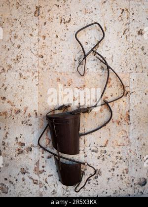 Cartagena, Provinz Cartagena, Bolivar, Kolumbien - Februar 16 2023: Steel Piece of a man Playing a Musical Instrument, The Timpani by the Artist Edga Stockfoto