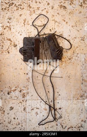 Cartagena, Provinz Cartagena, Bolivar, Kolumbien - Februar 16 2023: Steel Piece of a man Playing a Musical Instrument, The Accordion by the Artist Ed Stockfoto