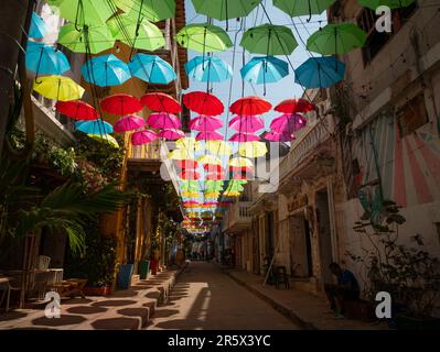 Cartagena, Provinz Cartagena, Bolivar, Kolumbien - Februar 16 2023: Touristenstraße mit bunten Regenschirmen im attraktivsten Bezirk von CI Stockfoto