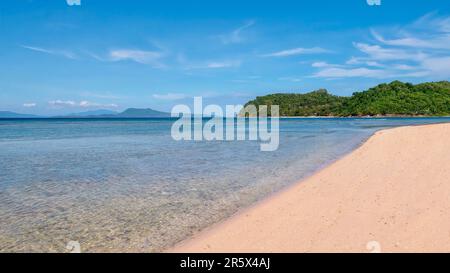 Tropisches Paradies auf den Philippinen, mit einem wunderschönen Sandstrand auf der Insel San Antonio im Touristenresort Puerto Galera, Oriental Mindoro Prov Stockfoto